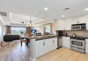 Exquisite 3rd floor condo | 3 Bed, 3 Bath