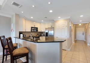 Exquisite 3rd floor condo | 3 Bed, 3 Bath