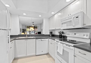 Fantastic Shorewalk Vacation 2 bed/2 bath condo/Lake view/close to IMG, beaches