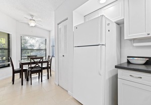 Fantastic Shorewalk Vacation 2 bed/2 bath condo/Lake view/close to IMG, beaches