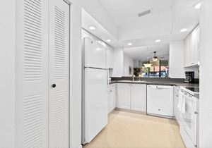 Fantastic Shorewalk Vacation 2 bed/2 bath condo/Lake view/close to IMG, beaches