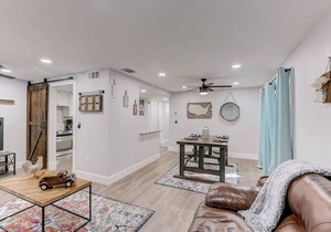 *Farmhouse 2/2 Renovated Condo 6 mins from IMG*