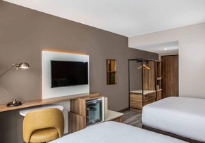 Free Airport Shuttle w/2 Gorgeous Accommodations | Outdoor Pool + Free Parking
