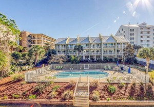 FULLY REMODELED - ON 30A, PRIVATE Beach and a POOL VIEW, Walk to restaurants
