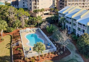 FULLY REMODELED - ON 30A, PRIVATE Beach and a POOL VIEW, Walk to restaurants