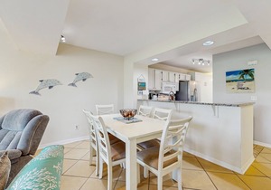 Garden-level condo with patio, 2 pools, gym, tennis & sauna - steps to the beach