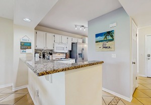 Garden-level condo with patio, 2 pools, gym, tennis & sauna - steps to the beach