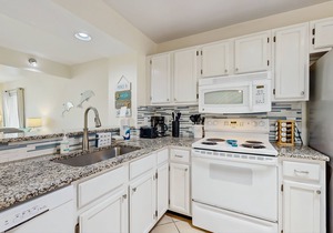 Garden-level condo with patio, 2 pools, gym, tennis & sauna - steps to the beach