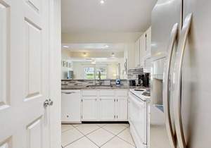 Garden-level condo with patio, 2 pools, gym, tennis & sauna - steps to the beach