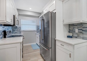 GORGEOUS Bonita Beach, New Remodeled Condo, Ground Floor, 1 Min Walk to Beach, Free WiFi & Parking!