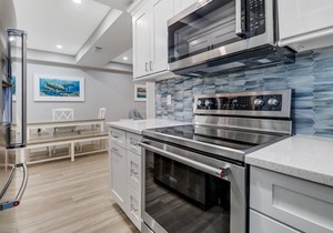 GORGEOUS Bonita Beach, New Remodeled Condo, Ground Floor, 1 Min Walk to Beach, Free WiFi & Parking!