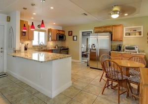 Gorgeous, Fully Furnished 3 Bed/2 Bath With Priv. Heated Pool Near Siesta Key!