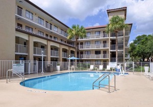 Gorgeous Stay! Four Modern Units, Pool, Breakfast, Shuttle to Parks