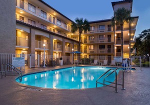 Gorgeous Stay! Four Modern Units, Pool, Breakfast, Shuttle to Parks