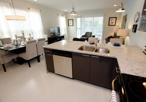 Great Resort Amenities, Pet-Friendly 3BR Serenity Townhome Near Disney | Splash Pool | Balcony