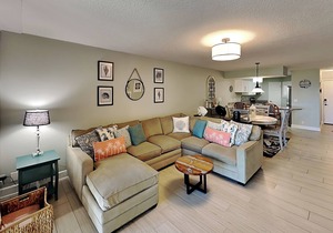 Ground Floor Condo w. Patio, Community Pools + Beach Access