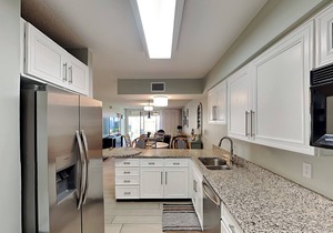 Ground Floor Condo w. Patio, Community Pools + Beach Access