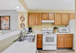 Ground-floor condo next to the tennis courts with 2 pools, sauna, beach access