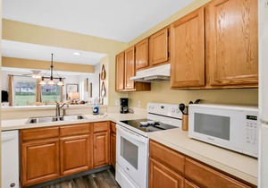 Ground-floor condo next to the tennis courts with 2 pools, sauna, beach access