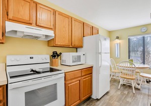 Ground-floor condo next to the tennis courts with 2 pools, sauna, beach access