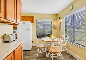 Ground-floor condo next to the tennis courts with 2 pools, sauna, beach access