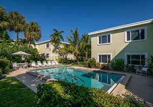 Ground-level AMI Condo Near the Beach! Large heated pool!