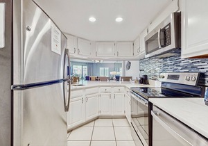 Gulf and beachfront condo w/marvelous views, shared pool and hot tub