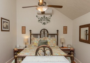 Herlong Mansion Bed and Breakfast Inn - Iris Suite
