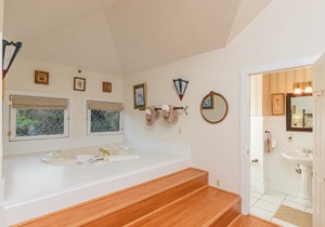 Herlong Mansion Bed and Breakfast Inn - Iris Suite