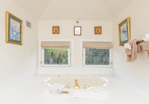 Herlong Mansion Bed and Breakfast Inn - Iris Suite