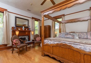 Herlong Mansion Bed and Breakfast Inn - Magnolia Room