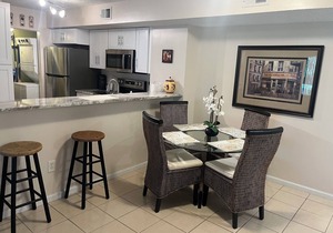 HIDDEN GEM 1st FL 2B2B East Naples 3 mi from beach - Gated w/Amenities Galore