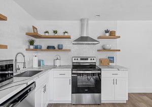 Historic PO Cottage Garden Suite Steps to Beach - Casual Lux Décor - Jensen's "On the Gulf" 6