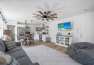 Historic PO Cottage Garden Suite Steps to Beach - Casual Lux Décor - Jensen's "On the Gulf" 6