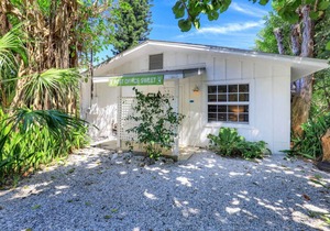 Historic PO Cottage Garden Suite Steps to Beach - Casual Lux Décor - Jensen's "On the Gulf" 6