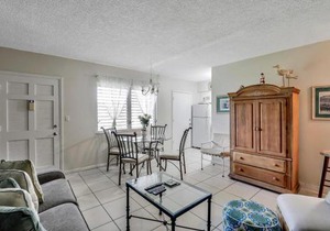 Idyllic condo with brief walk to beach and restaurants