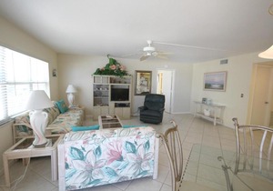 Island House Beach Club 3E - Condo with balcony on the beach