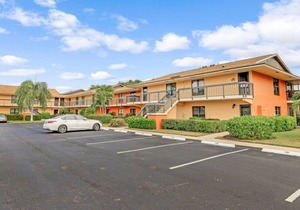 Island-style condo w/ two heated pools & brief walk to beach