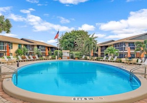 Island-style condo w/ two heated pools & brief walk to beach