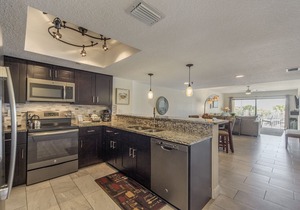 John's Pass Updated 2B/2B - Beach Place #102