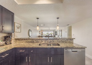 John's Pass Updated 2B/2B - Beach Place #102