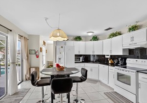 Just 3 mi. to Disney, King bed, pool (w/full privacy fence), grill, game rm