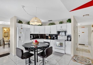 Just 3 mi. to Disney, King bed, pool (w/full privacy fence), grill, game rm