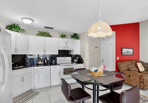 Just 3 mi. to Disney, King bed, pool (w/full privacy fence), grill, game rm