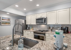 Lakefront ~ New 6-Seater Golf Cart ~ Pet Friendly ~ Updated Living Area