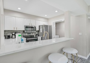 Lakefront ~ Patio ~ Golf Cart ~ Community Pool ~ Modern Living Area