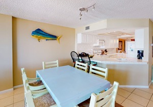 Large, open unit, gulf views, Close to shopping & dining