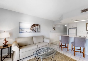 Large waterfront cottage, Private pool, Close to entertainment