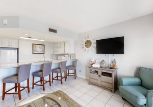 Large waterfront cottage, Private pool, Close to entertainment