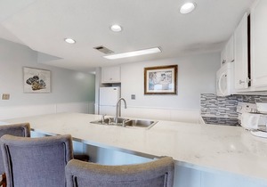 Large waterfront cottage, Private pool, Close to entertainment